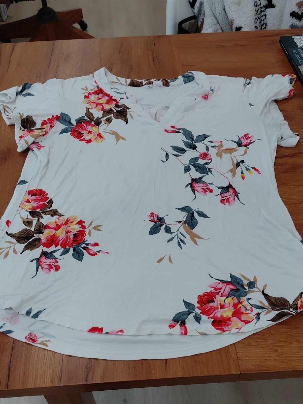 Source Unknown White Floral V-Neck Short Sleeve Tee with Pink and Yellow Blooms